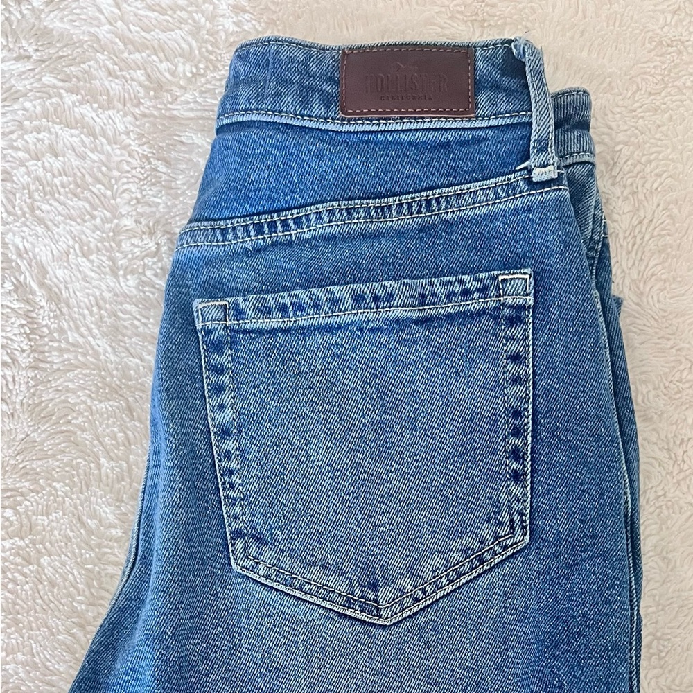 HOLLISTER HIGH-RISE MOM JEAN